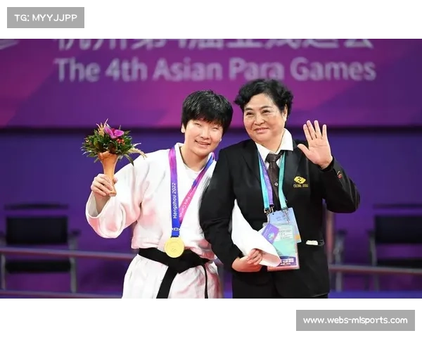 女单10米台颁奖仪式,冠亚季军与教练合影自拍